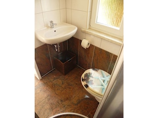 Bad mit Dusche Waschbecken und WC