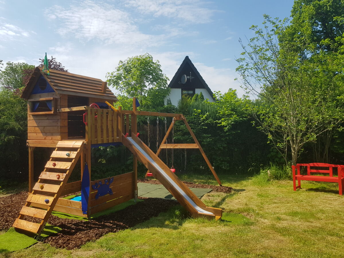 Spielturm im Garten. Ihre Kids werden ihn lieben.