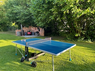 Tischtennisplatte steht für sie bereit