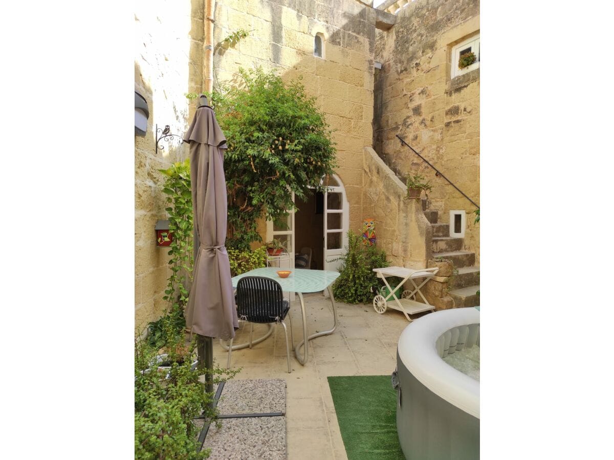 Internal Courtyard with jacuzzi