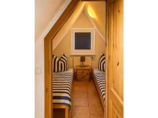 Schlafzimmer mit zwei Einzelbetten
