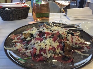 tolles Essen (Trüffel Carpaccio mit lokalem Wein)