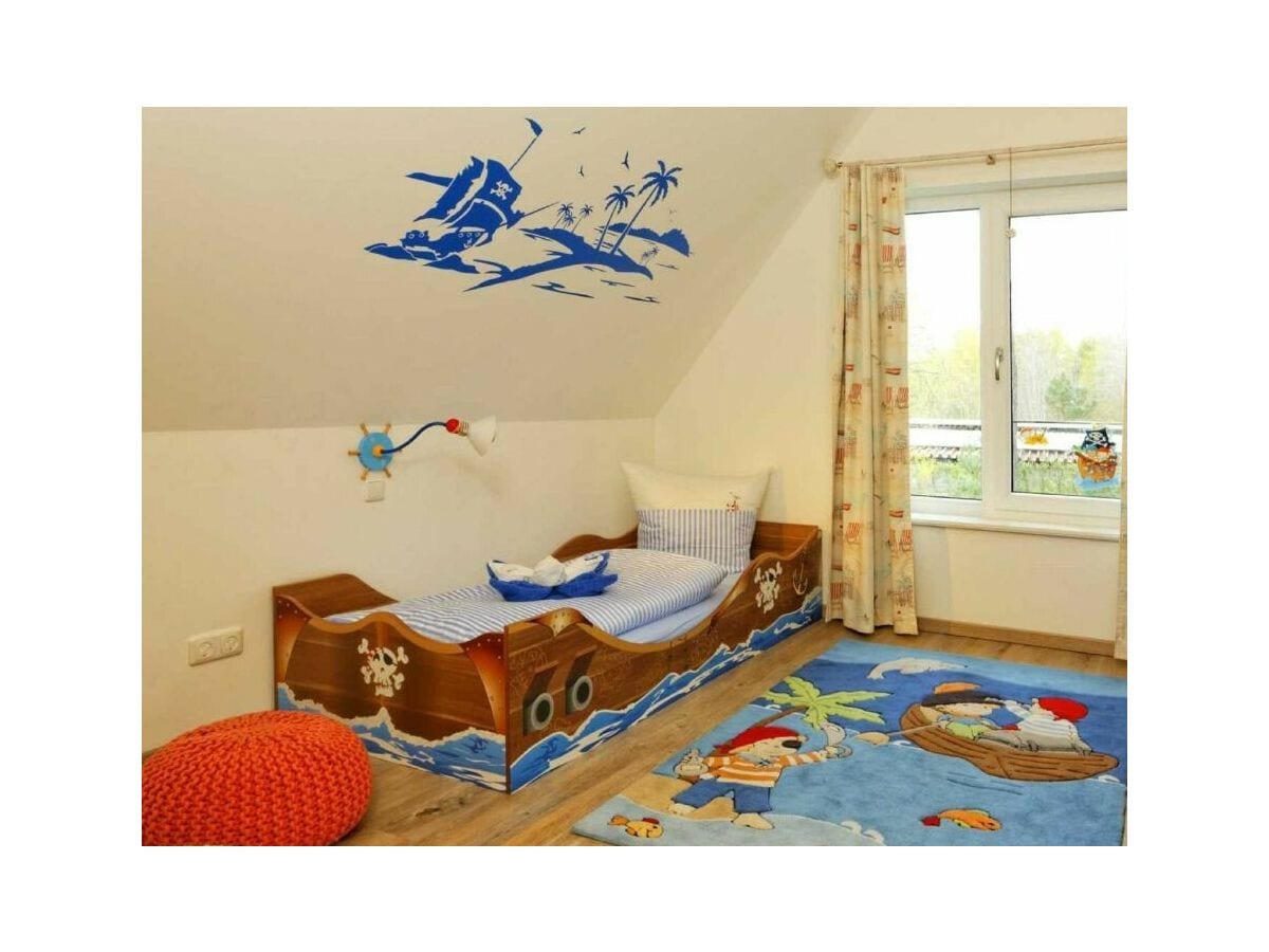 Kinderzimmer mit Piratenbett im Obergeschoss