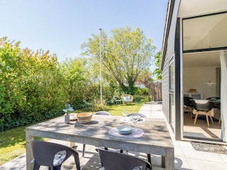 Die sonnige Terrasse mit Gartengruppe