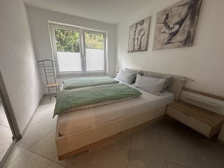 Schlafen 1 - Doppelbett mit bequemer Einstiegshöhe