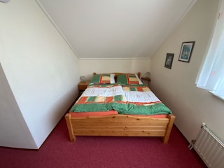 Schlafzimmer mit Doppelbett