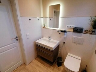 modernes Tageslicht-Bad mit ebenerdiger Dusche und WC