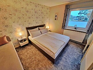 Schlafzimmer mit Doppel- und Einzelbett