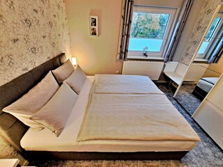 Schlafzimmer mit Doppel- und Einzelbett