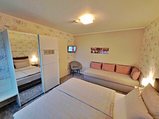 Schlafzimmer mit Doppel- und Einzelbett