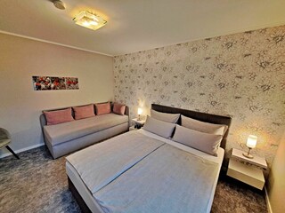 Schlafzimmer mit Doppel- und Einzelbett