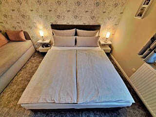 Schlafzimmer mit Doppel- und Einzelbett