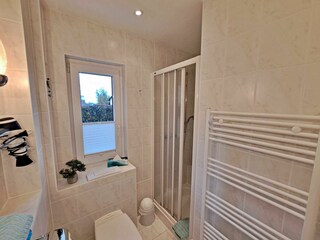 Tageslicht-Bad mit DU/WC