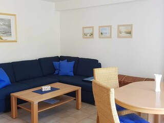 Wohnzimmer mit Schlafsofa (1,60 m breit) und Essplatz