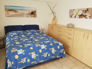 Schlafzimmer mit Bett 1,60 m breit