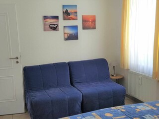 zwei Schlafsessel im Schlafzimmer (je 0.9 m breit)