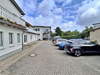 Zufahrt/Parkplatz