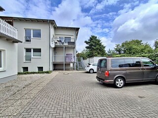 Zufahrt/Parkplatz
