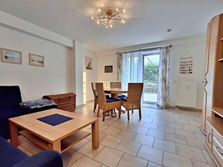 Wohnzimmer mit Schlafsofa (1,60 m breit) und Essplatz