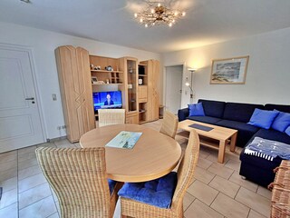 Wohnzimmer mit Schlafsofa (1,60 m breit) und Essplatz