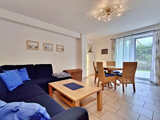 Wohnzimmer mit Schlafsofa (1,60 m breit) und Essplatz