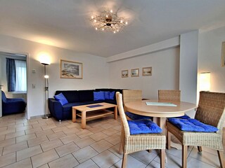 Wohnzimmer mit Schlafsofa (1,60 m breit) und Essplatz