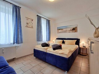 Schlafzimmer mit Bett 1,60 m breit