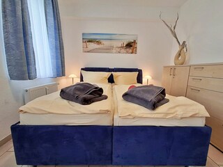 Schlafzimmer mit Bett 1,60 m breit
