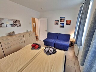zwei Schlafsessel im Schlafzimmer (je 0.9 m breit)