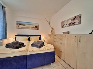 Schlafzimmer mit Bett 1,60 m breit