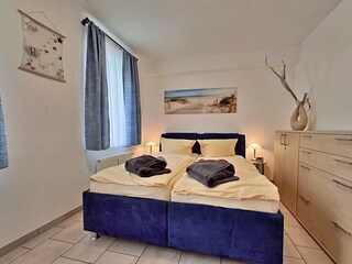 Schlafzimmer mit Bett 1,60 m breit