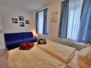 zwei Schlafsessel im Schlafzimmer (je 0.9 m breit)
