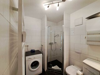 Bad mit DU/WC und Waschmaschine