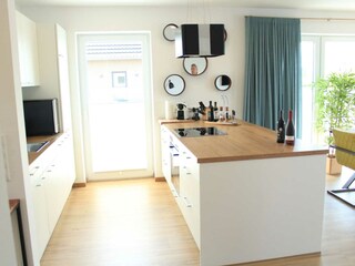 Blick in die hochwertig ausgestattete Küche