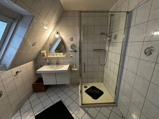 Badezimmer / Dusche / Waschbecken