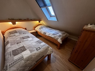Kleines Schlafzimmer mit zwei Einzelbetten