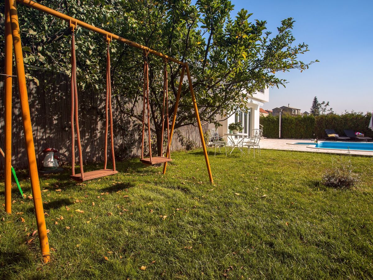 Kinderspielplatz mit Schaukeln