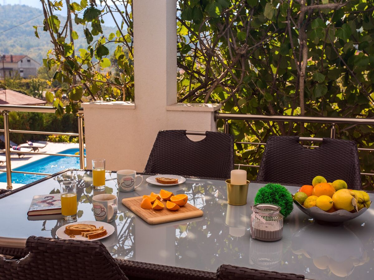 Essbereich im Freien auf einer geräumigen Terrasse