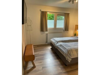 großer TV im Schlafzimmer