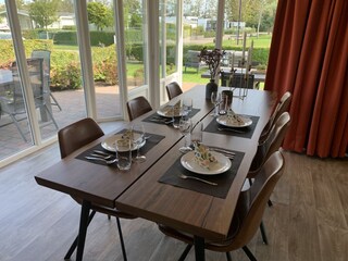 Essbereich mit Blick in den Garten