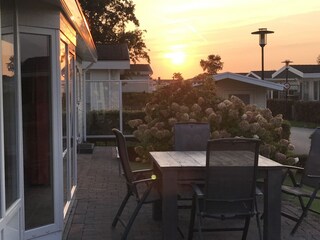 seitliche Terrasse im Sonnenuntergang