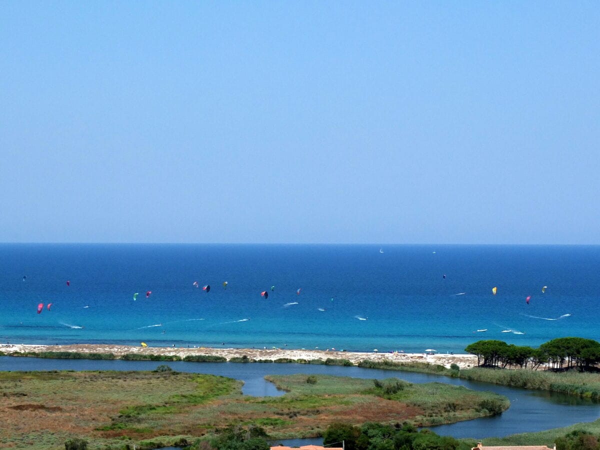 Strand Sa Petra Ruja mit Windsurfern