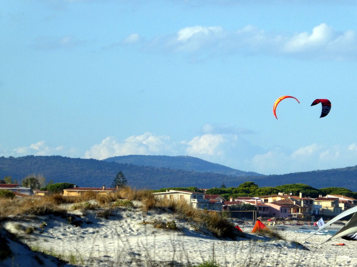 Strand von La Caletta mit Windsurfern