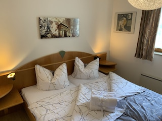 Schlafzimmer mit Doppelbett