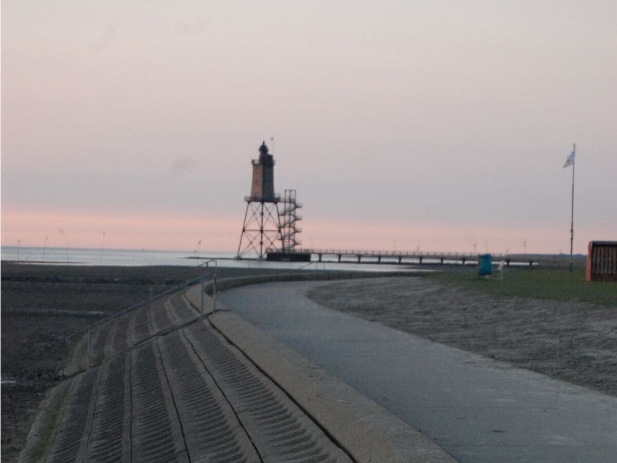 Ab ins Watt - mit Blick auf den besonderen Leuchtturm