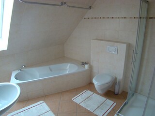 Badezimmer mit Wanne & Dusche