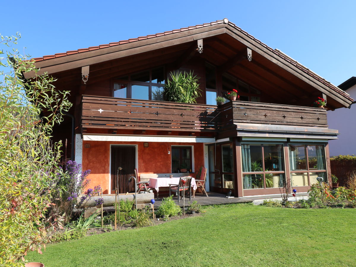 Hausbild, oben rechts Ihr großer Balkon