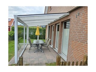 Blick auf die überdachte Terrasse