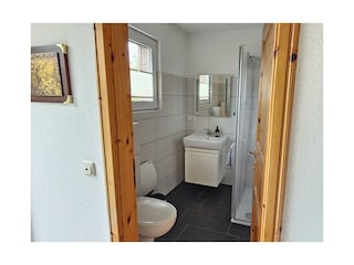 Bad mit Dusche und WC