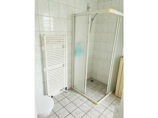 Bad mit Dusche unten